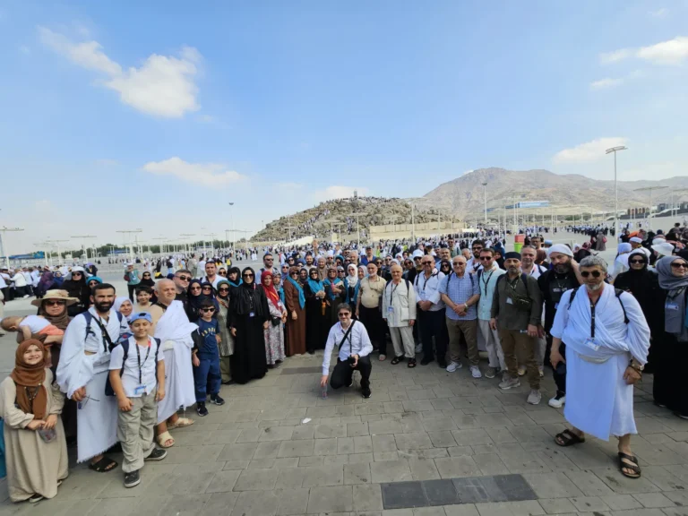 Arafat vakfesinde ihramlı kafile