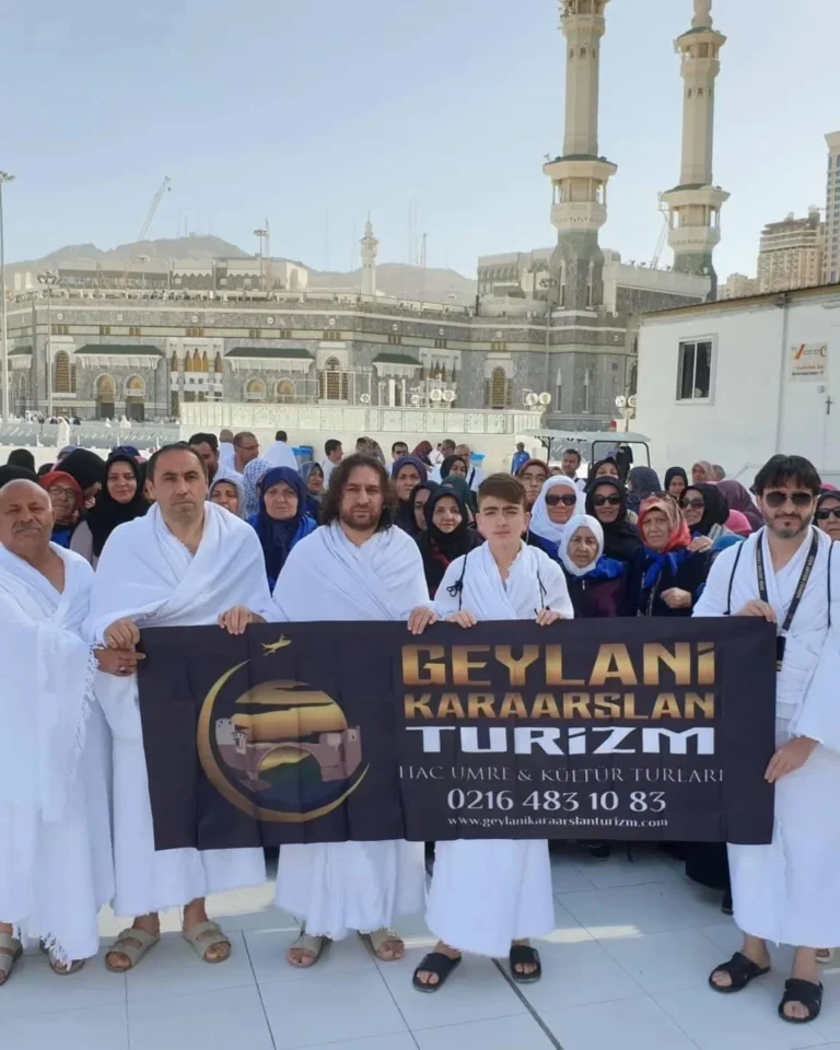 Kâbe önünde Geylani Karaarslan kafilesi