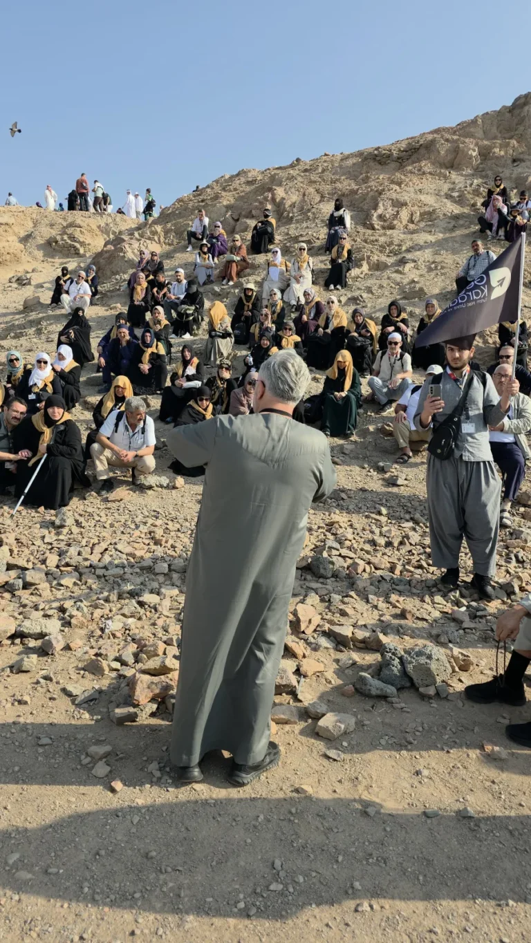 Dağ eteğinde rehber ve kafile