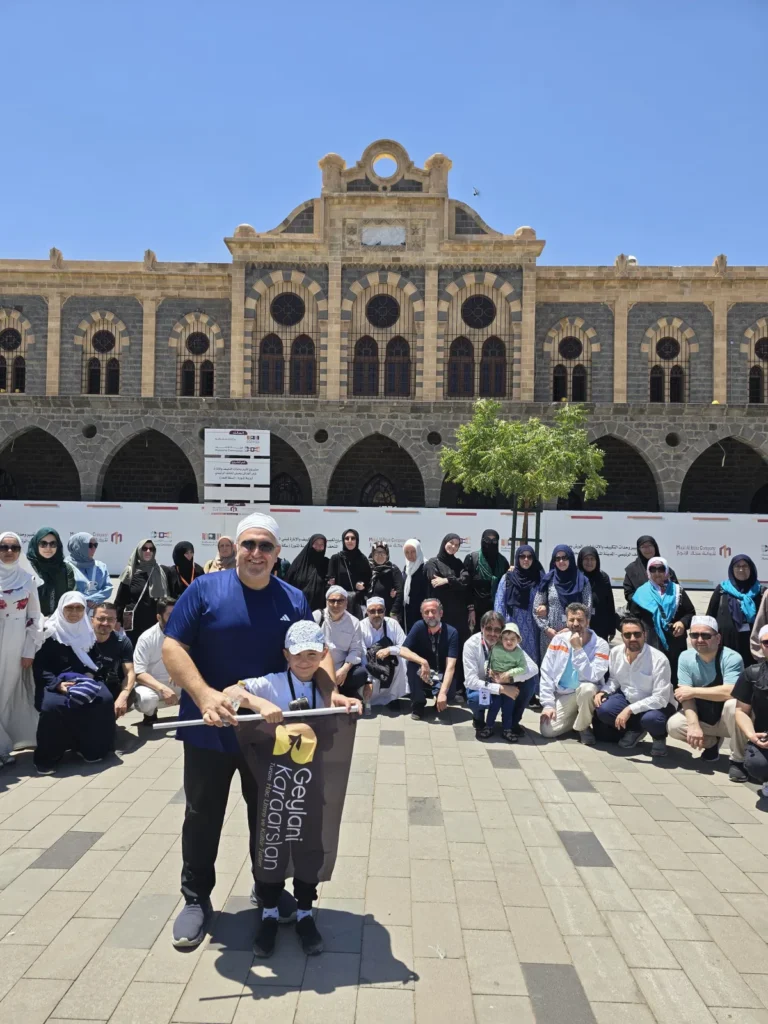 Hicaz demiryolu istasyonu önünde kafile
